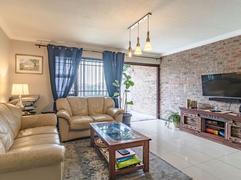 Charming 2 Bedroom Townhouse with Private Garden & Excellent Security! - Photo 4