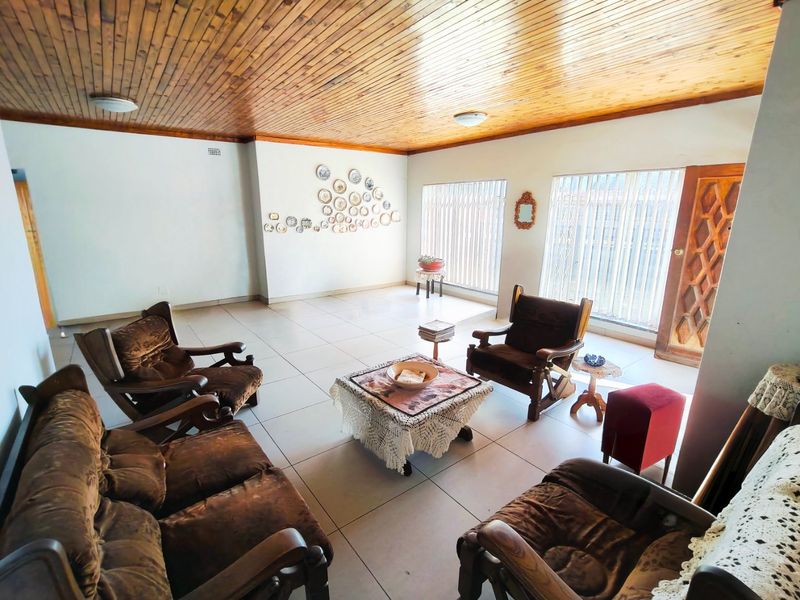 Spacious 3-Bedroom Home with Large Garden and Great Potential in Sasolburg - Photo 2