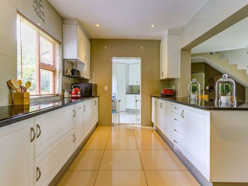 Elegant Family Estate Designed for Luxurious Living - Photo 1