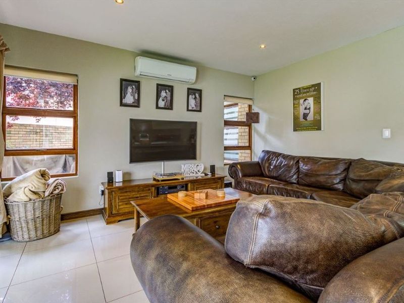 Elegant Family Estate Designed for Luxurious Living - Photo 2