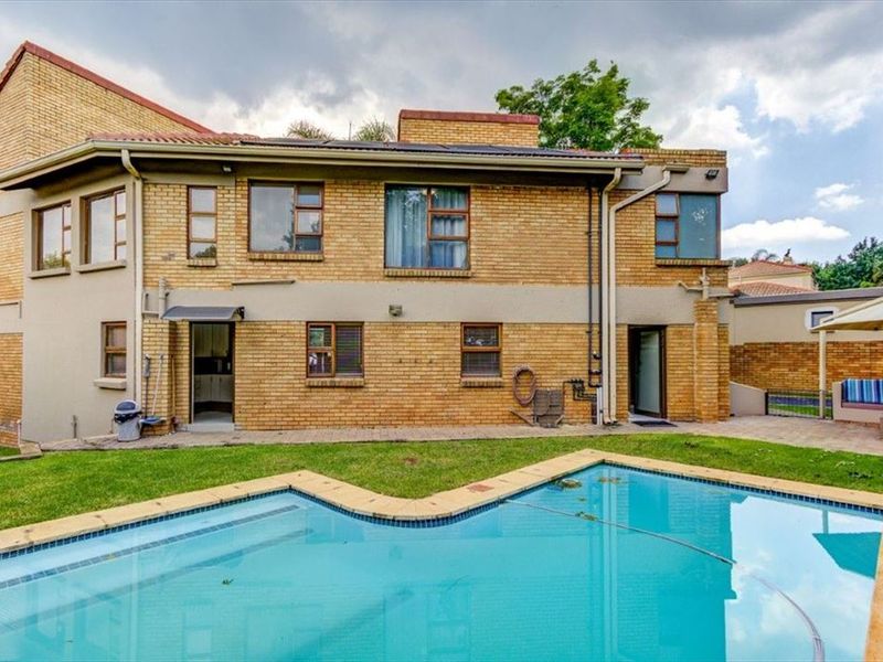 Elegant Family Estate Designed for Luxurious Living - Photo 3