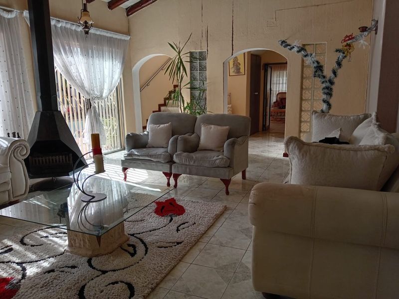 Luxury Family Retreat with Exceptional Entertainment - Photo 10