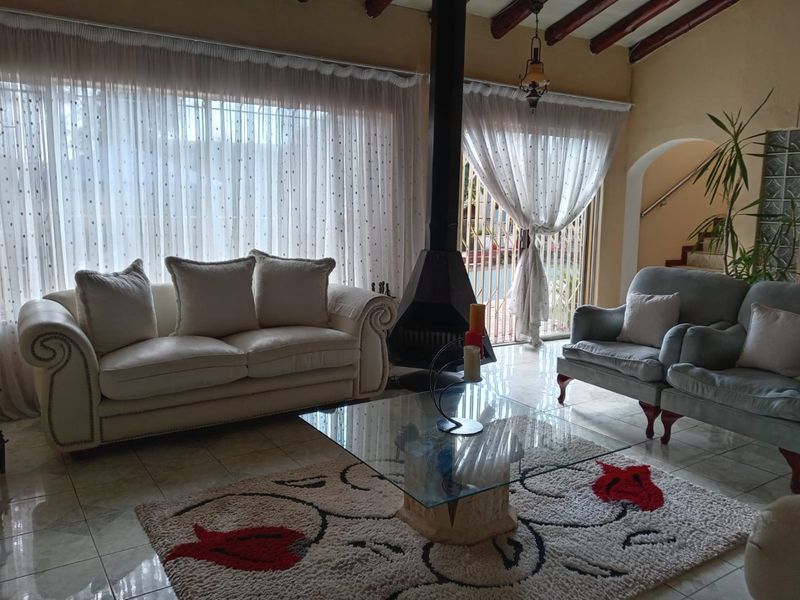 Luxury Family Retreat with Exceptional Entertainment - Photo 8