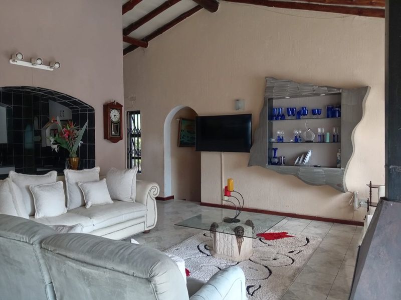 Luxury Family Retreat with Exceptional Entertainment - Photo 7