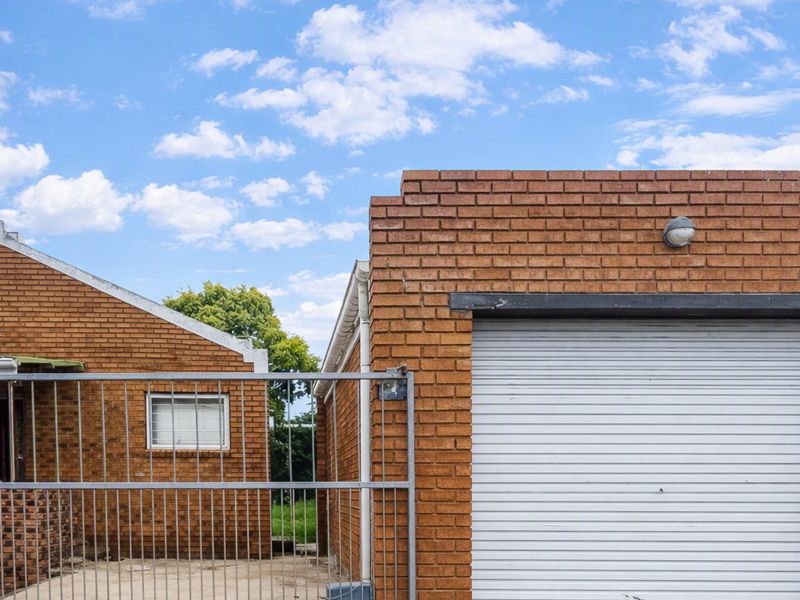 New to the Market - Ideal Starter or Investment Freestanding Home in Beacon Bay. - Photo 2