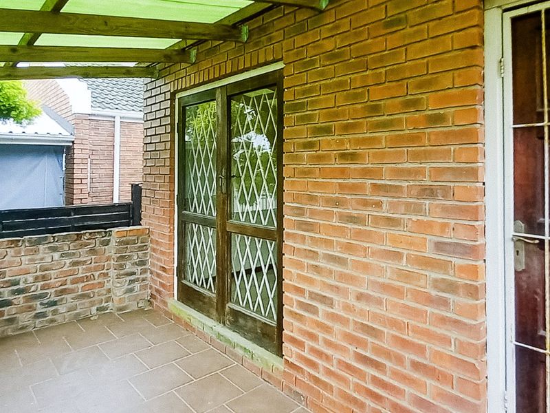 New to the Market - Ideal Starter or Investment Freestanding Home in Beacon Bay. - Photo 5