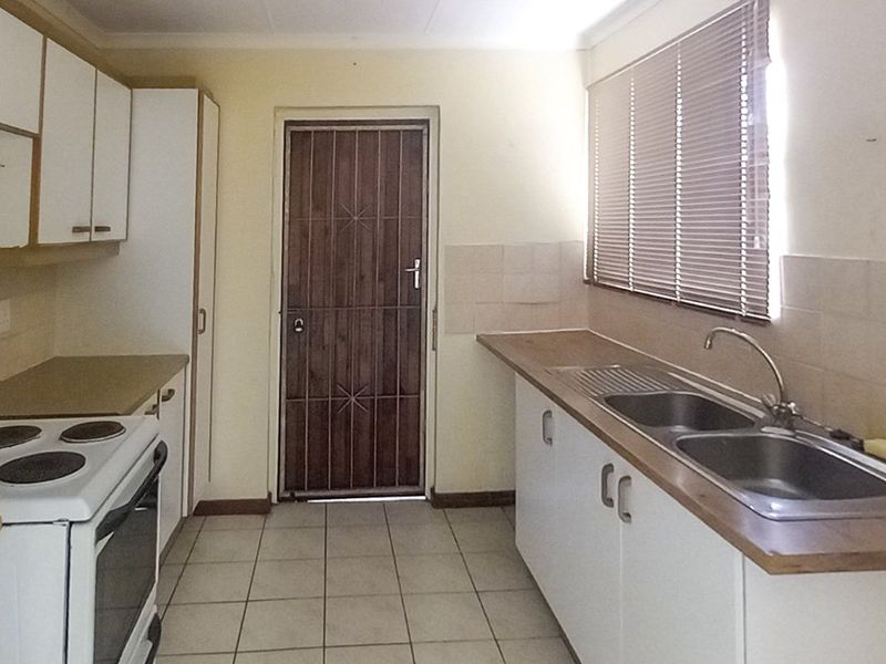 New to the Market - Ideal Starter or Investment Freestanding Home in Beacon Bay. - Photo 9