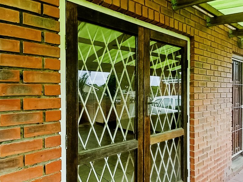New to the Market - Ideal Starter or Investment Freestanding Home in Beacon Bay. - Photo 6