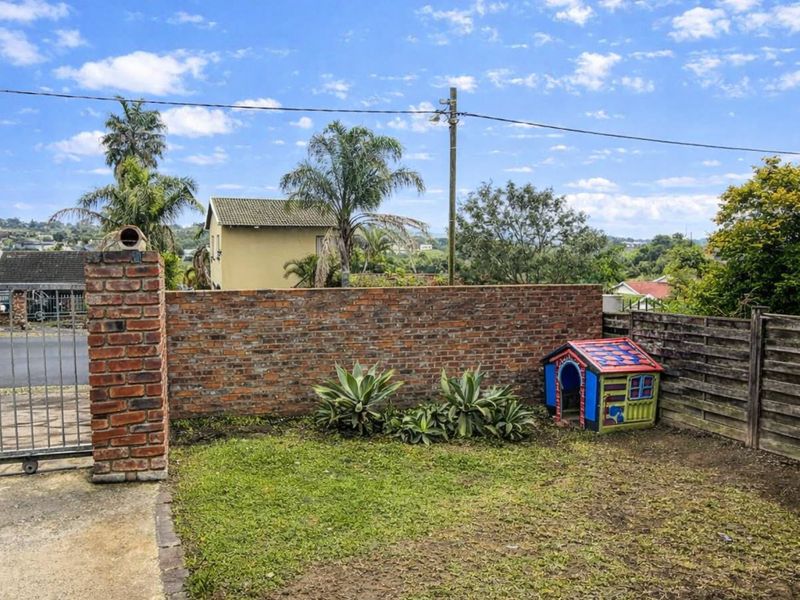 New to the Market - Ideal Starter or Investment Freestanding Home in Beacon Bay. - Photo 4