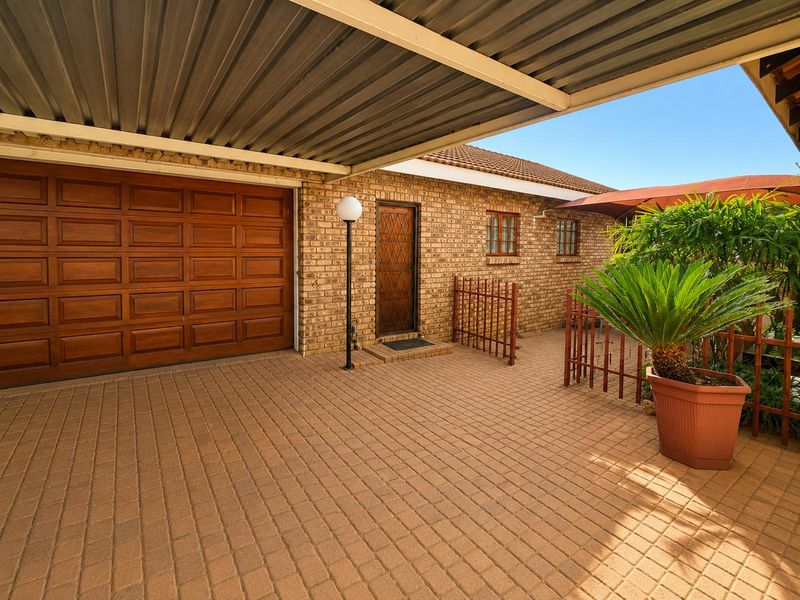 Three Houses, One Stand, Established Rental Income in Klerksdorp - Photo 2