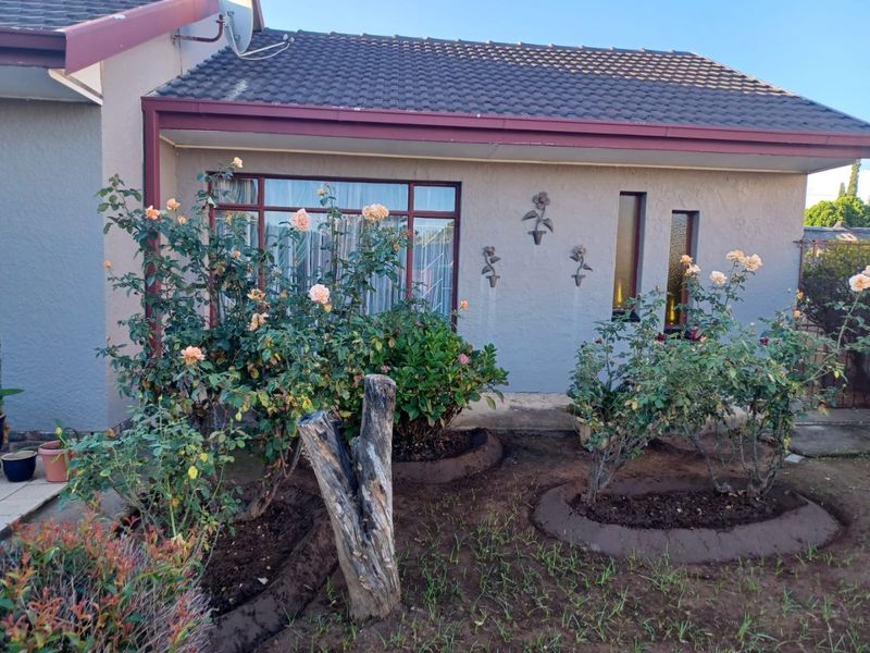 Charming Klerksdorp Family Home in La Hoff - Photo 2
