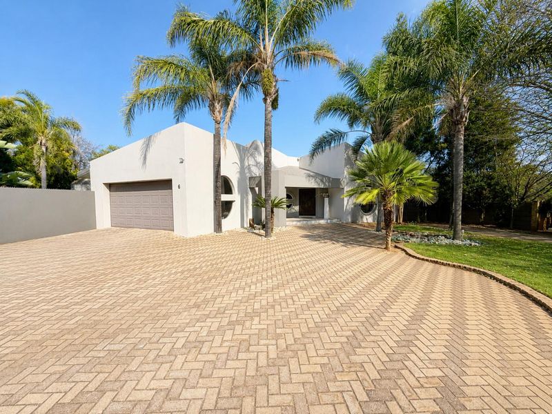 Spacious Family Home with Pool and Four-Car Garage in Wilkoppies - Photo 2