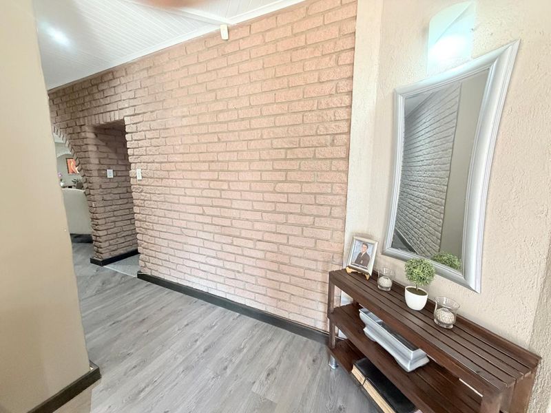 Spacious Family Home with Pool and Four-Car Garage in Wilkoppies - Photo 9