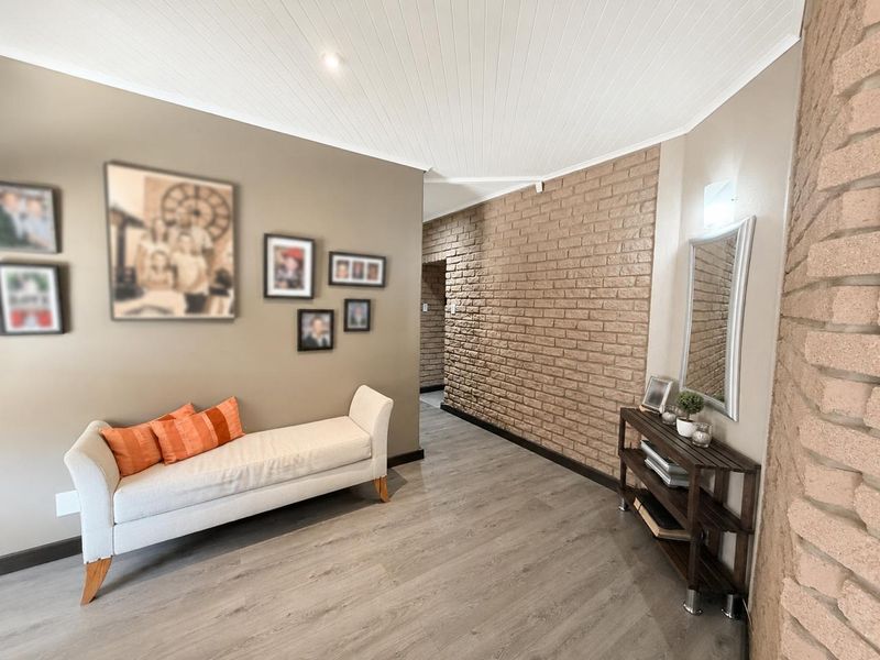 Spacious Family Home with Pool and Four-Car Garage in Wilkoppies - Photo 3