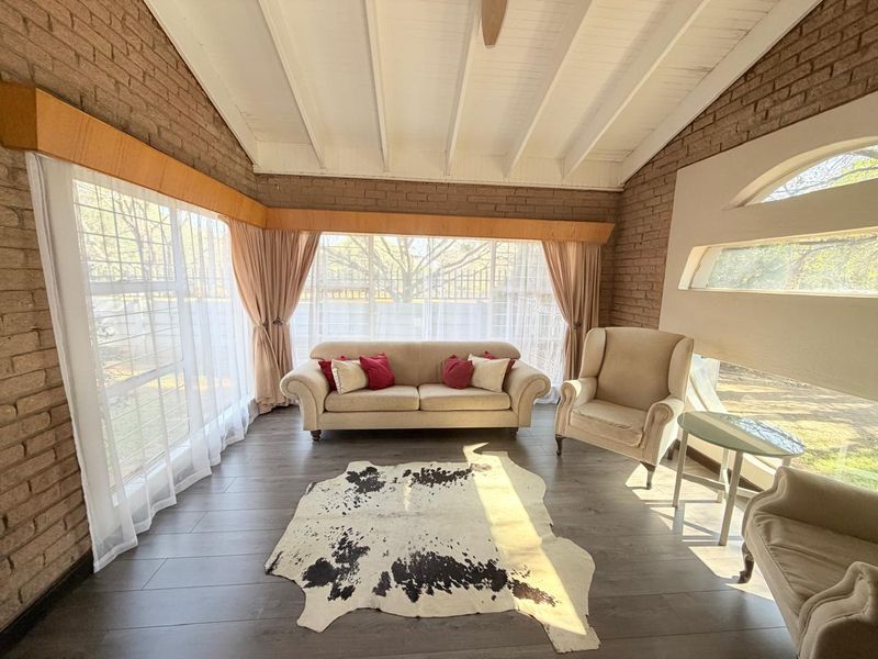 Spacious Family Home with Pool and Four-Car Garage in Wilkoppies - Photo 6