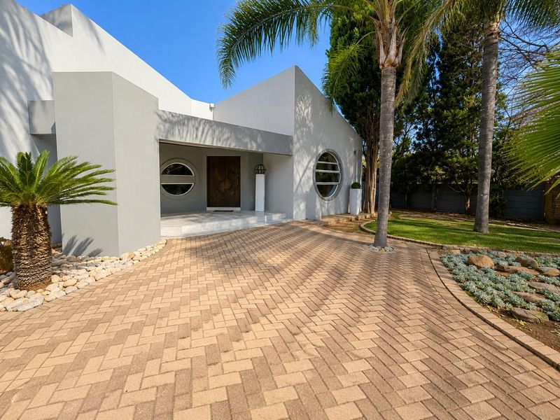 Spacious Family Home with Pool and Four-Car Garage in Wilkoppies - Photo 1