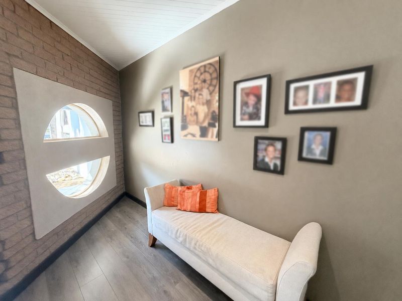 Spacious Family Home with Pool and Four-Car Garage in Wilkoppies - Photo 4