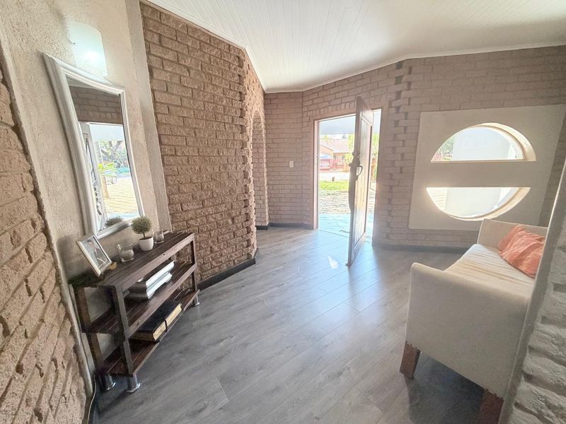 Spacious Family Home with Pool and Four-Car Garage in Wilkoppies - Photo 5