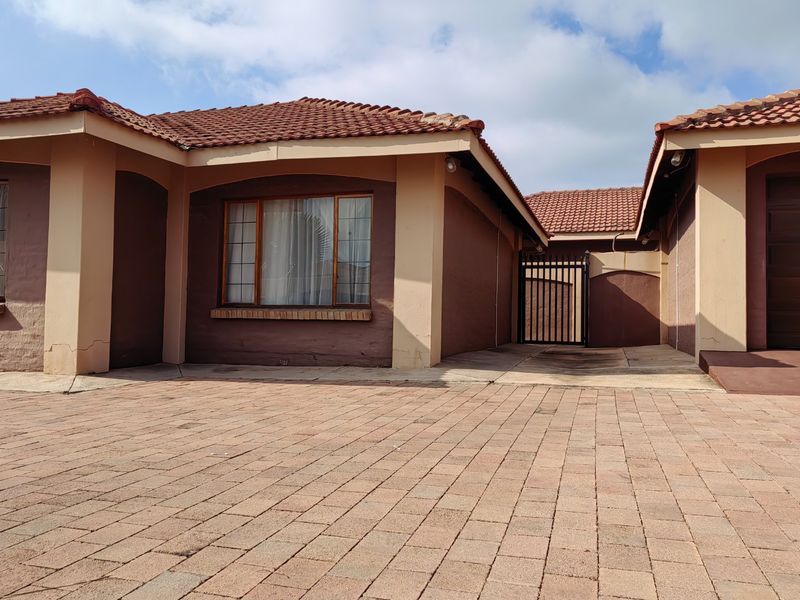 3 bedroom townhouse in Debron estate with secure estate living - Photo 5