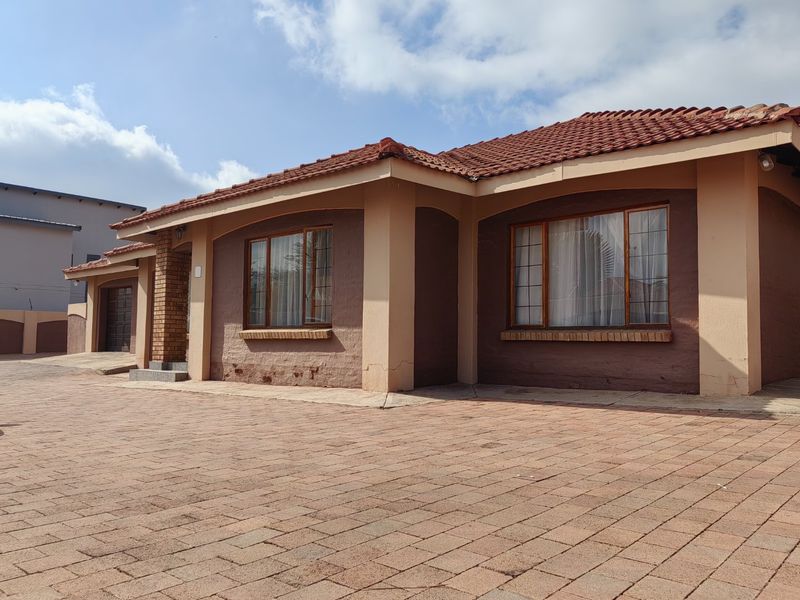 3 bedroom townhouse in Debron estate with secure estate living - Photo 3