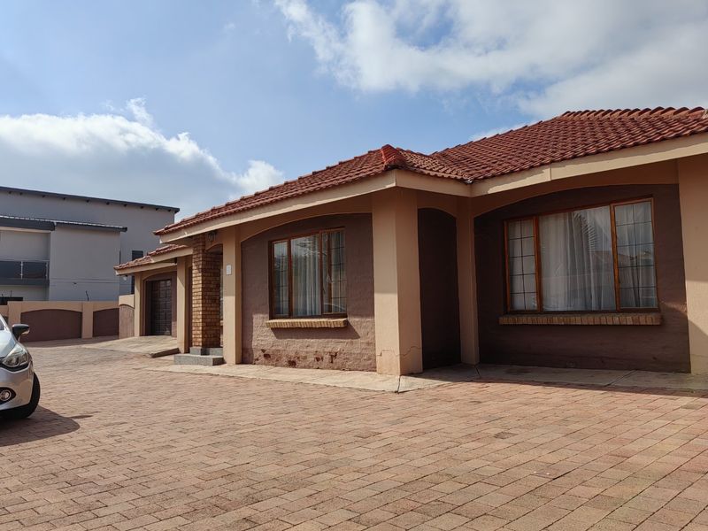 3 bedroom townhouse in Debron estate with secure estate living - Photo 9