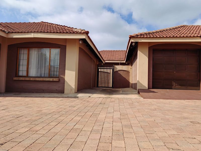 3 bedroom townhouse in Debron estate with secure estate living - Photo 6