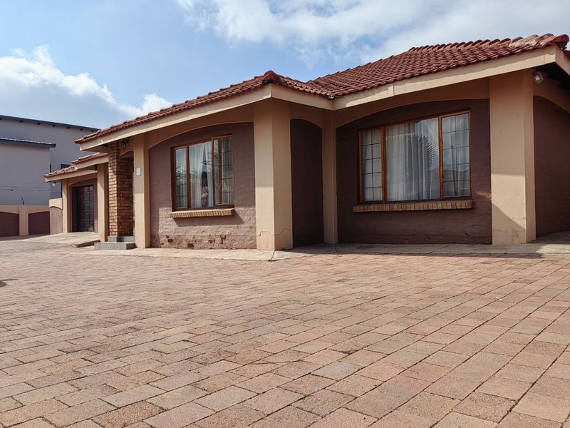 3 bedroom townhouse in Debron estate with secure estate living - Photo 2