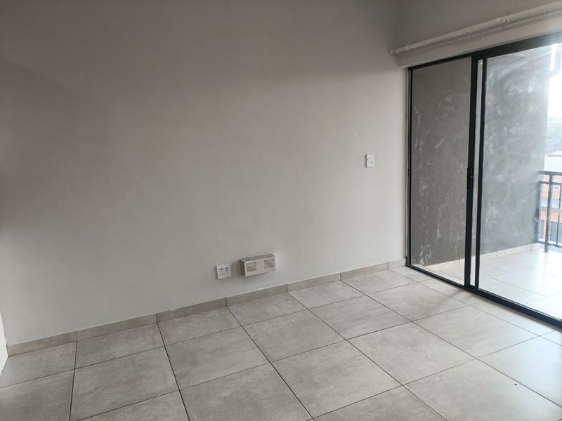 2 bed apartment to rent glen marais  - Photo 8