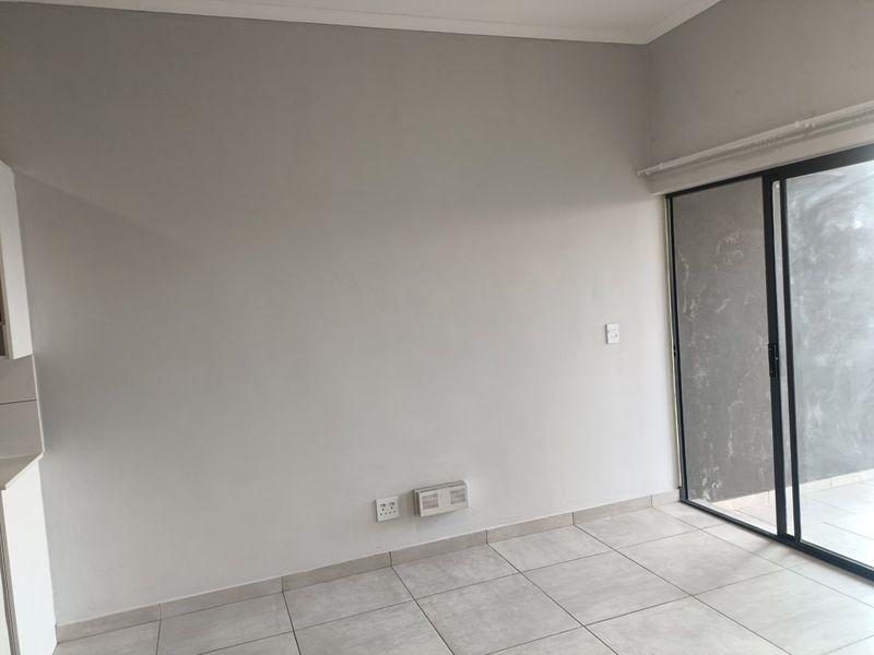 2 bed apartment to rent glen marais  - Photo 9