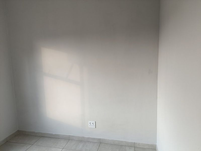 2 bed apartment to rent glen marais  - Photo 5