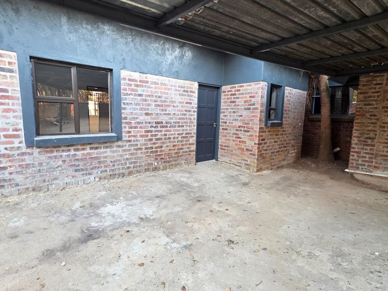 Freshly Renovated Simplicity in a Quiet Raslouw Setting to Let. - Photo 2