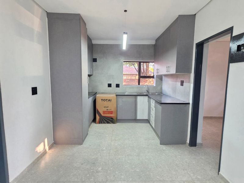 Freshly Renovated Simplicity in a Quiet Raslouw Setting to Let. - Photo 4