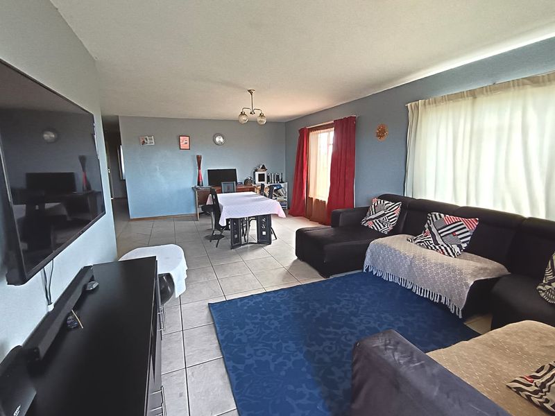 Spacious 3 Bedroom Apartment - Photo 3