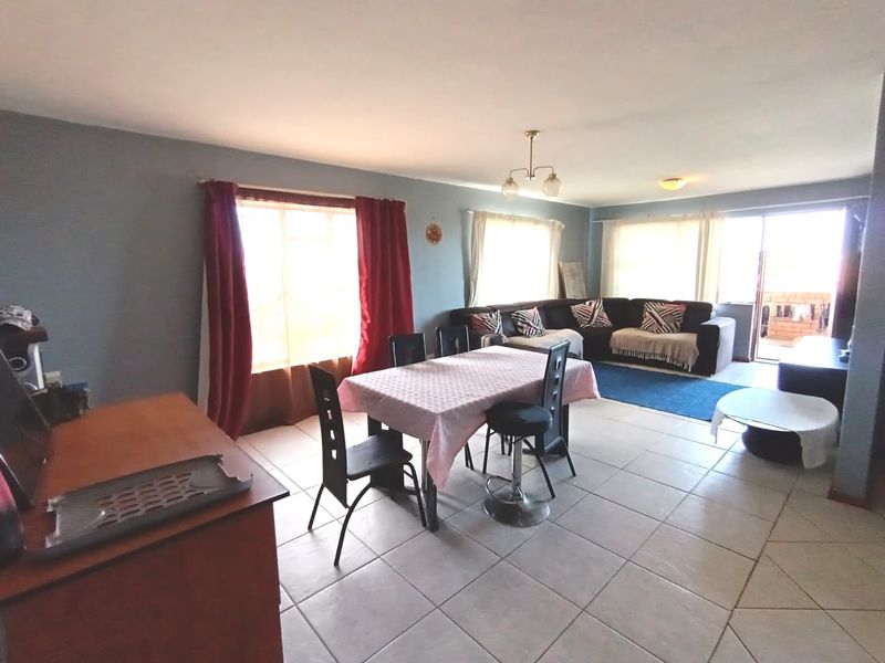Spacious 3 Bedroom Apartment - Photo 2