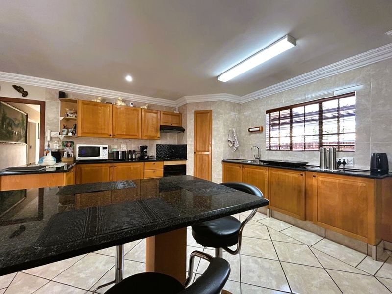 Exceptional 4 Bedroom 3 Bathroom home - Photo 10
