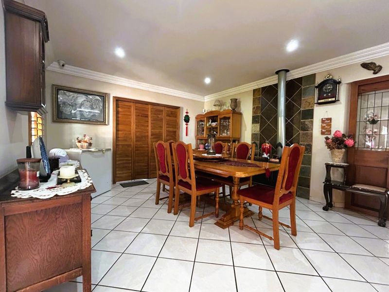 Exceptional 4 Bedroom 3 Bathroom home - Photo 5