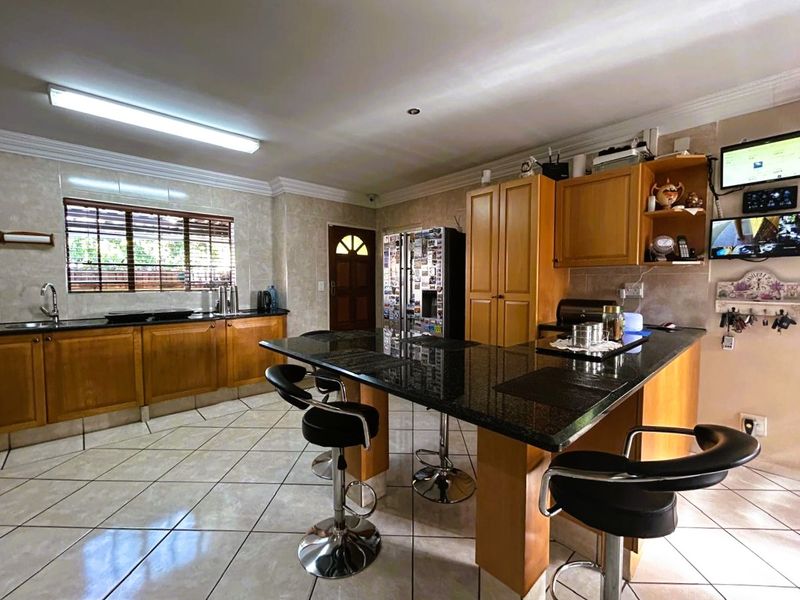 Exceptional 4 Bedroom 3 Bathroom home - Photo 9