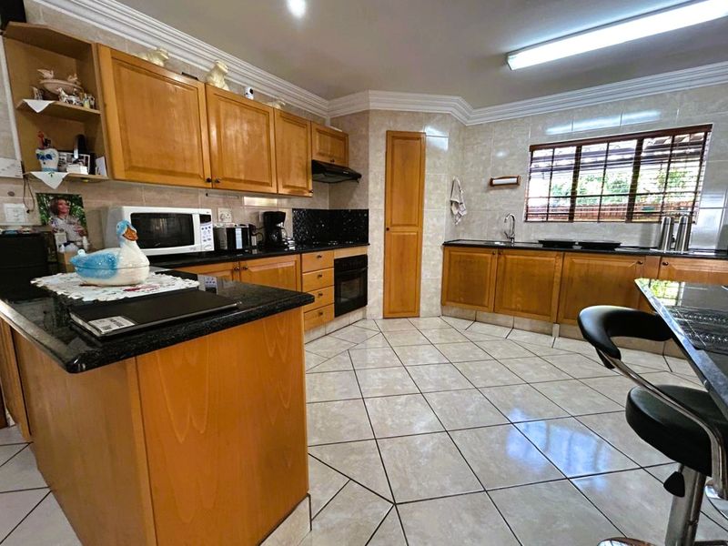 Exceptional 4 Bedroom 3 Bathroom home - Photo 8