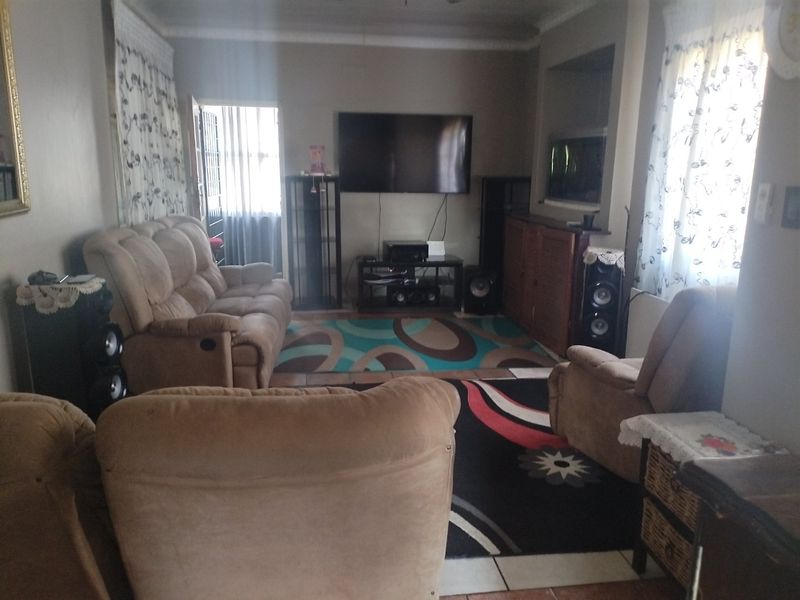 3 Bedroom House for Sale in Casseldale  - Photo 5