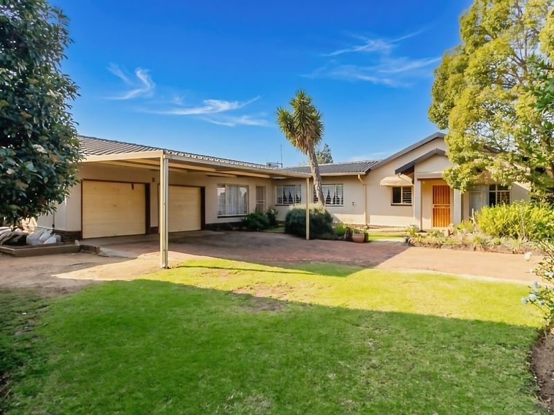 Spacious Family Home with Large 2-Bedroom Flatlet in Secure Enclosed Area – Glen Marais - Photo 1