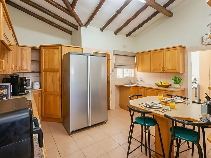 Spacious Family Home with Large 2-Bedroom Flatlet in Secure Enclosed Area – Glen Marais - Photo 2