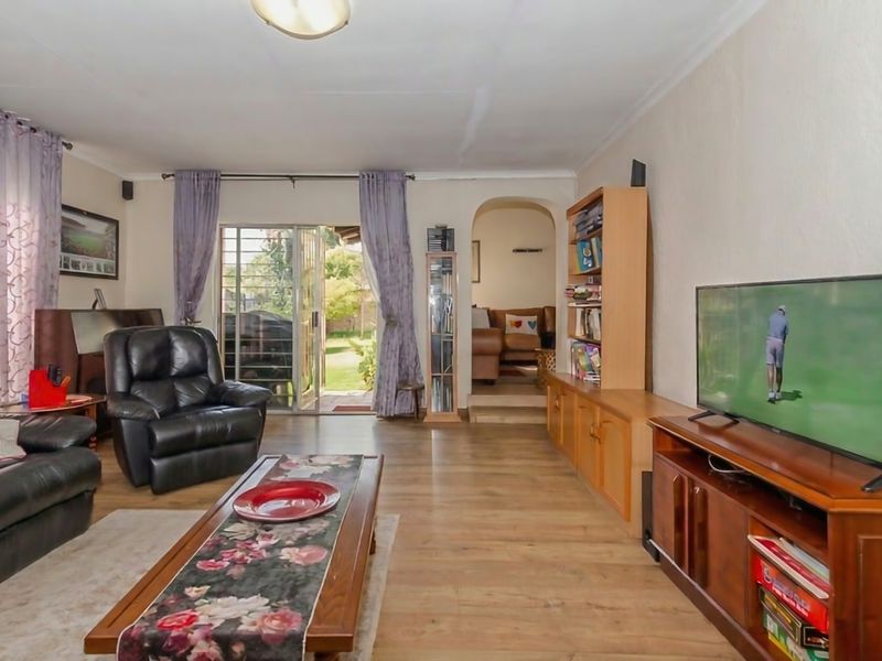 Spacious Family Home with Large 2-Bedroom Flatlet in Secure Enclosed Area – Glen Marais - Photo 7