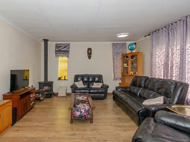 Spacious Family Home with Large 2-Bedroom Flatlet in Secure Enclosed Area – Glen Marais - Photo 6