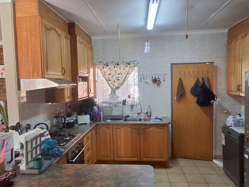 3 BED FAMILY HOUSE FOR SALE - Photo 5
