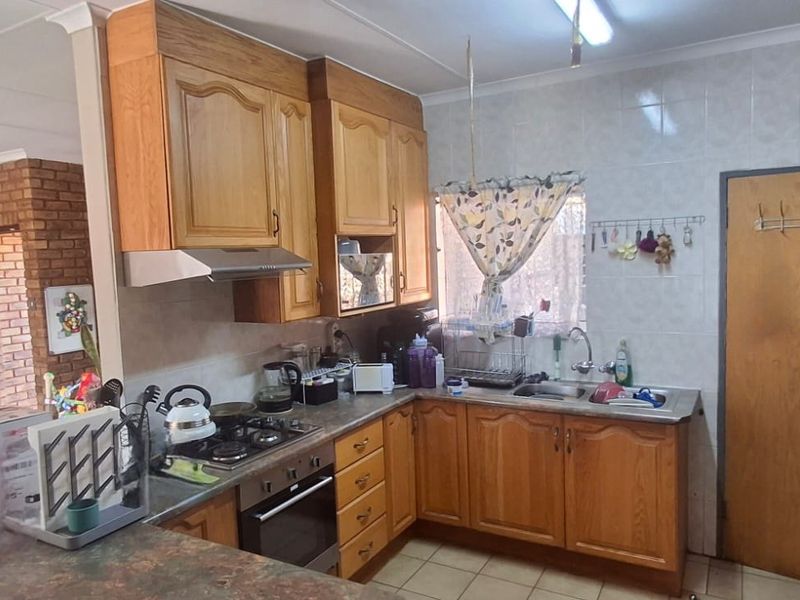 3 BED FAMILY HOUSE FOR SALE - Photo 4