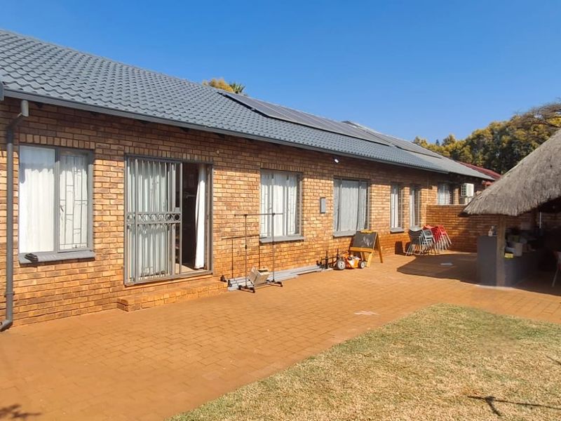 3 BED FAMILY HOUSE FOR SALE - Photo 1