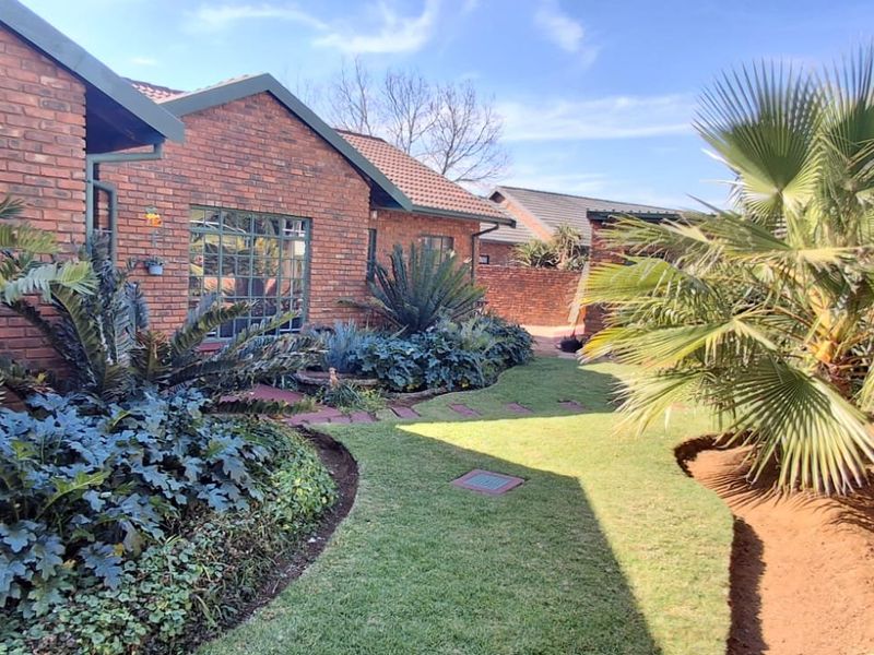 BEAUTIFUL HOUSE WITH FLAT FOR SALE - Photo 2