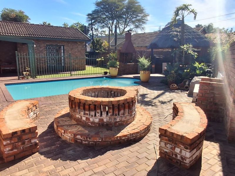 BEAUTIFUL HOUSE WITH FLAT FOR SALE - Photo 1
