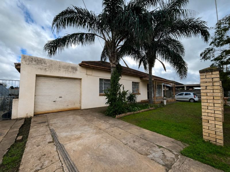 Offering exceptional space and versatility, this property is perfect for buyers looking for a home with endless possibilities. - Photo 1