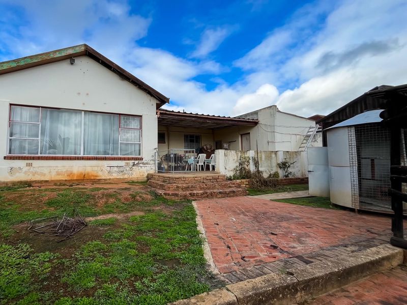 Offering exceptional space and versatility, this property is perfect for buyers looking for a home with endless possibilities. - Photo 4